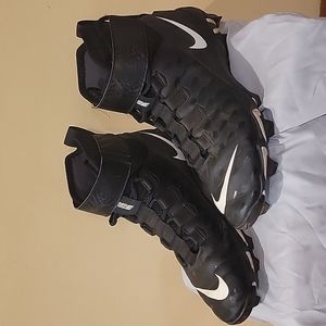 Men's size 8.5 football cleats